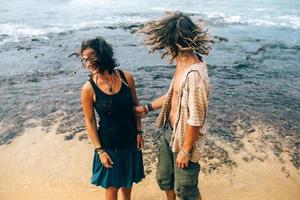 Kerl und Mädchen haben Spaß am Strand foto