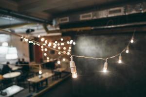 Lampe auf Girlande mit Lichtern im Hintergrund foto
