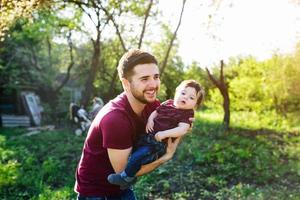 junge familie mit einem kind in der natur foto