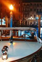 kleines Boot am Nachtkanal foto