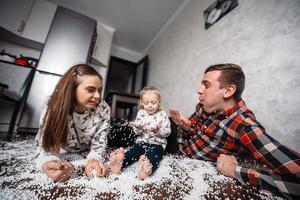 glückliche familie, die zusammen auf dem boden spielt foto