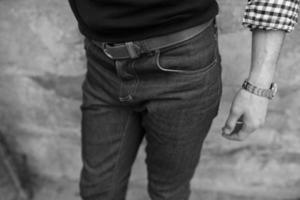ein Mann in Jeans, eine Nahaufnahme foto