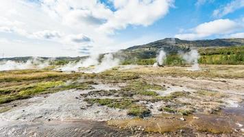 Panoramablick auf das Haukadalur-Geysir-Tal foto