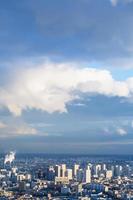 blauer himmel über wohnviertel in paris stadt foto