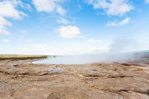 Krater des Geisyrs im Haukadalur-Gebiet in Island foto