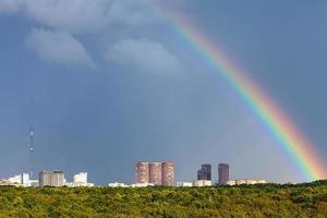 Regenbogen im Regenhimmel über der Stadt mit Fernsehturm foto