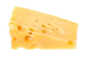 dreieckiges stück gelber schweizer käse isoliert foto