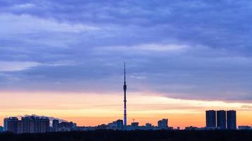 blauer sonnenaufgang und stadtpanorama mit fernsehturm foto