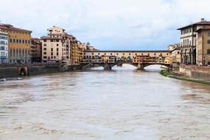 Wasser des Flusses Arno und Ponte Vecchio im Herbst foto