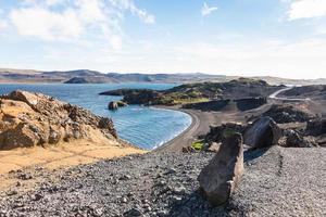 Vulkanküste des Kleifarvatn-Sees in Island foto