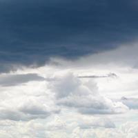 dunkelgraue Regenwolken am bedeckten Himmel foto