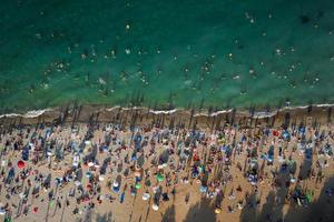 Luftaufnahme der Menschenmenge am Strand foto