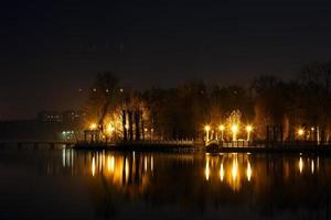 Brücke zur Insel in einer kleinen Stadt foto