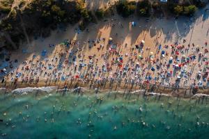 Luftaufnahme der Menschenmenge am Strand foto