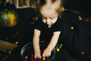 kleines Mädchen, das in einer Hexe spielt foto