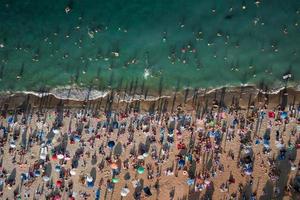 Luftaufnahme der Menschenmenge am Strand foto