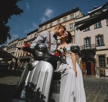 braut und bräutigam auf vintage motorroller foto