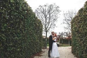 Hochzeitspaar bei einem Spaziergang in einem wunderschönen Park in der Stadt Wien foto