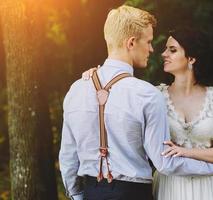 schöne hochzeitspaar posiert foto