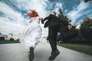 Hochzeitspaar bei einem Spaziergang im Anwesen des Belvedere in Wien foto