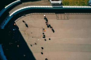 Luftaufnahmen eines Sportplatzes, Menschen beim Gewichtheben foto