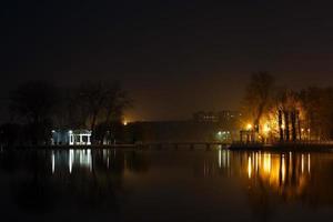 Brücke zur Insel in einer kleinen Stadt foto