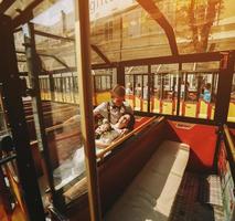 Braut und Bräutigam posieren in einem Tourenwagen foto