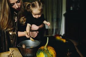 mutter und tochter spielen zu hause zusammen foto