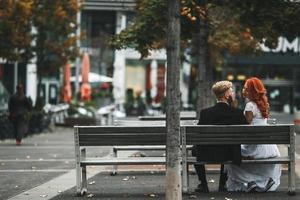 Hochzeitspaar in einem futuristischen Gebäude foto