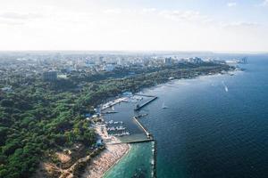 Panoramablick auf die Stadt, die Bucht mit Booten und Yachten foto