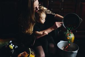 mutter und tochter spielen zu hause zusammen foto