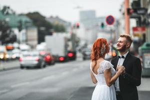 Hochzeitspaar in einem futuristischen Gebäude foto