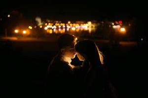 Paar in der Nachtstadt foto