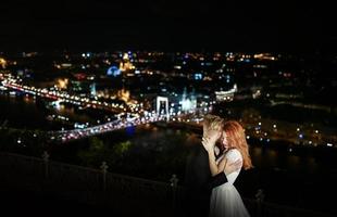 schöne braut und bräutigam auf dem hintergrund von budapest foto