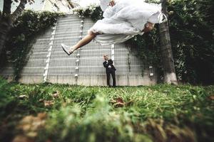 Hochzeitspaar bei einem Spaziergang in der Stadt foto