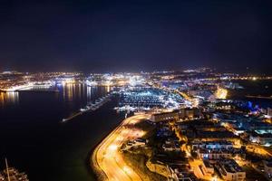 Luftaufnahme des Stadthafens bei Nacht. foto