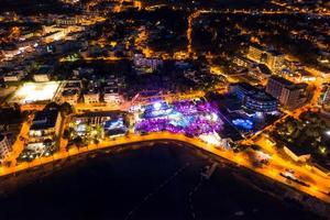 schöne luftaufnahme an der küste der nachtstadt foto