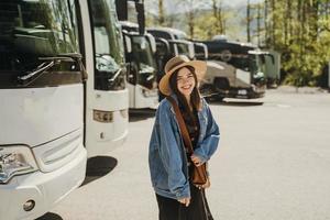 Mädchen, das einen Hut und ein Kleid im Vintage-Stil trägt, steht auf einem Parkplatz. foto