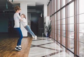 Mutter verdreht ihre Tochter im Fitnessstudio foto