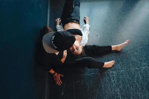 Schöne Mädchen sitzen an der Wand und posieren foto