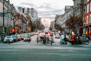 kiew, ukraine - 14. april 2019 nachtansicht der straßen von kiew. städtische Aufregung. Bogdan-Chmelnizki-Straße foto