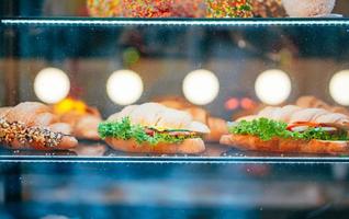 frische Sandwiches mit Fleisch liegen auf dem Display foto