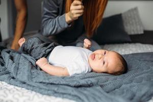 Mutter mit ihrem Baby im Schlafzimmer foto