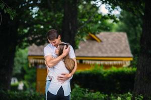 junger erwachsener brünetter mann und frau im park foto