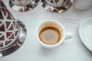 Tasse Cappuccino auf dem weißen Holztisch. foto