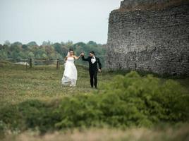 schönes Hochzeitspaar zu Fuß foto