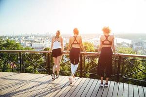 Frauen draußen am Morgen mit urbaner Szene im Hintergrund foto