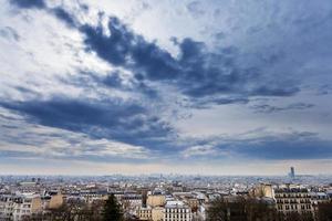 Dunkelgraue blaue Wolken unter Großstadt foto