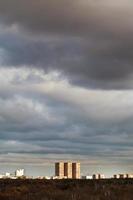 graublaue Abendwolken über städtischen Häusern foto