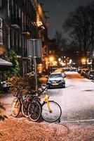 Fahrräder entlang der Straße geparkt, Nacht foto